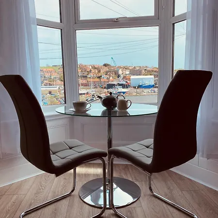 Tideway With Private Parking Space * Whitby