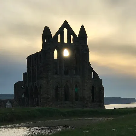 Tideway With Private Parking Space * Whitby