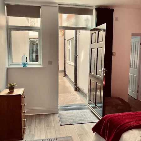 Tideway With Private Parking Space